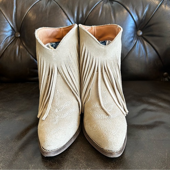 Dingo Cream Ankle Booties with Fringe Detail size 6.5 - Picture 2 of 11